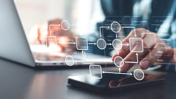 Audioprothésiste utilisant un logiciel d’automatisation pour gérer les processus administratifs et gagner du temps