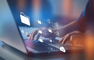 Audioprothésiste utilisant un logiciel de gestion avec catalogues intégrés et commande EDI pour simplifier ses commandes fournisseurs