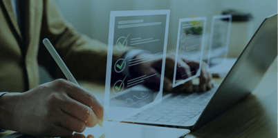 Opticien ou audioprothésiste utilisant un logiciel de gestion avec signature électronique intégrée sur ordinateur portable