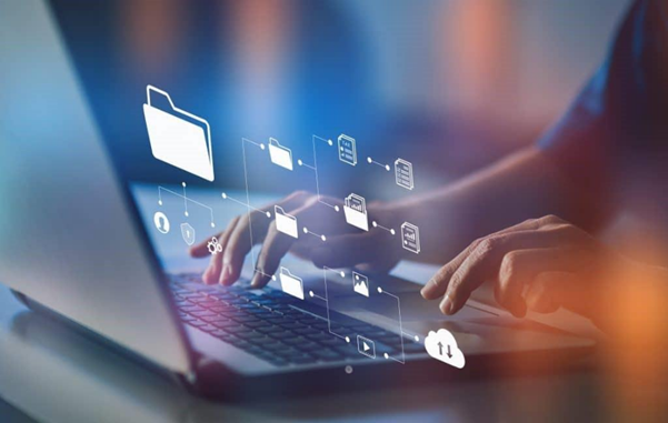 Audioprothésiste utilisant un logiciel de gestion avec catalogues intégrés et commande EDI pour simplifier ses commandes fournisseurs