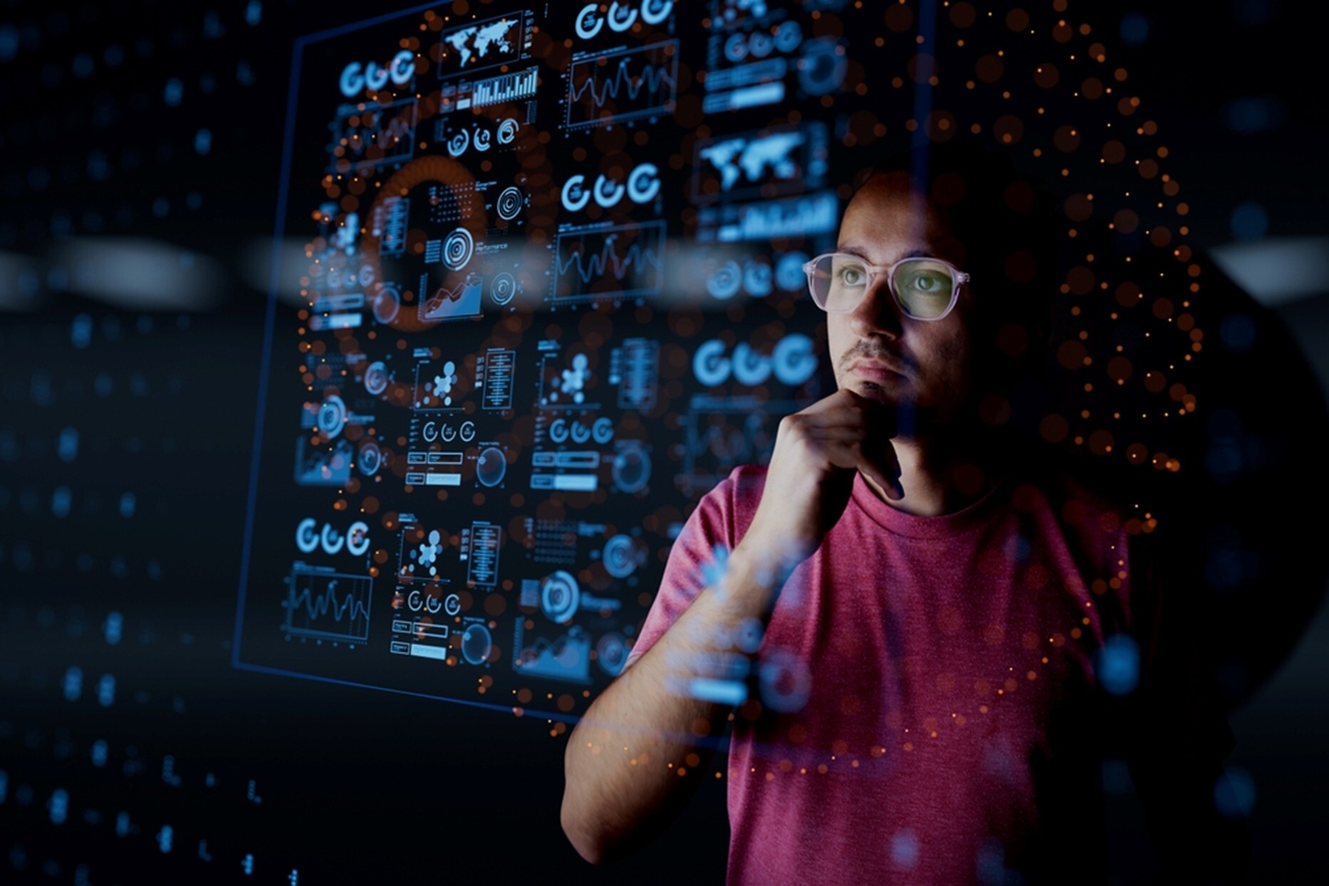 Opticien analysant des tableaux de bord personnalisés sur un logiciel de gestion flexible pour son magasin